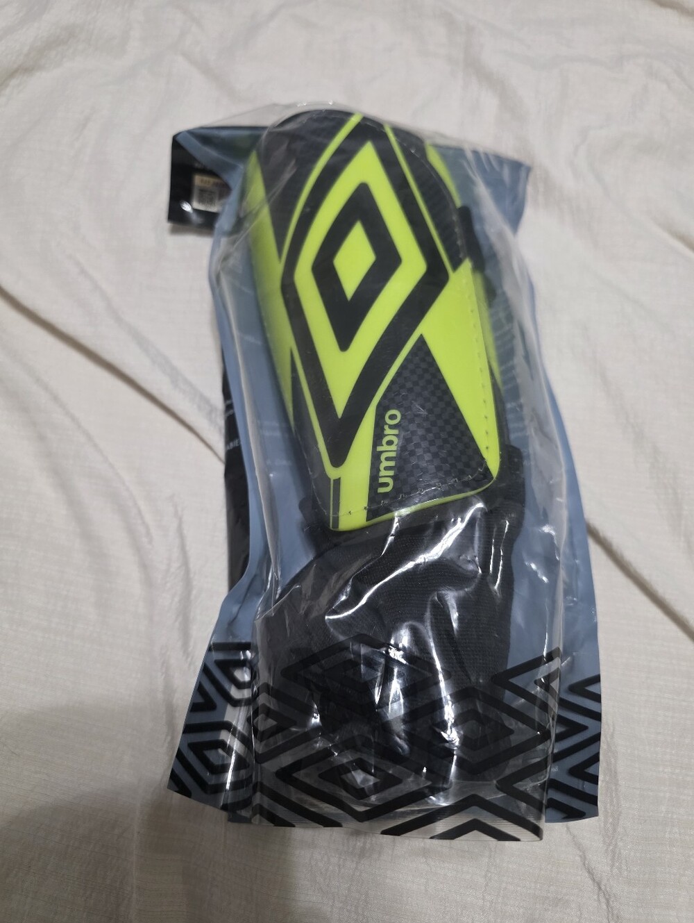 Umbro Black and Neon Shingiards Jr